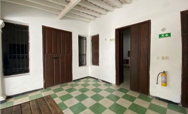 Casa en venta a una cuadra del parque de los novios