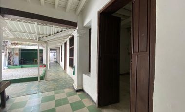 Casa en venta a una cuadra del parque de los novios