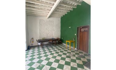 Casa en venta a una cuadra del parque de los novios
