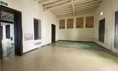 Casa en venta a una cuadra del parque de los novios