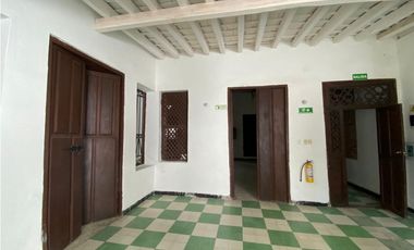 Casa en venta a una cuadra del parque de los novios
