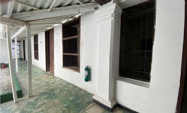 Casa en venta a una cuadra del parque de los novios