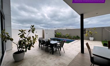 Casa de lujo con piscina en Urb. Marina Blue, Manta