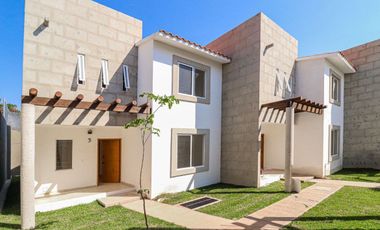 *ESTRENA CASA EQUIPADA EN COND. ACAPANTZINGO CON ALBERCA Y SEGURIDAD, A 5 MIN. DE LA DESV DE LA  AUT.  (CENTRO DE CUERNAVACA)*