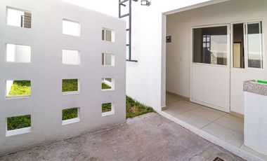 *ESTRENA CASA EQUIPADA EN COND. ACAPANTZINGO CON ALBERCA Y SEGURIDAD, A 5 MIN. DE LA DESV DE LA  AUT.  (CENTRO DE CUERNAVACA)*