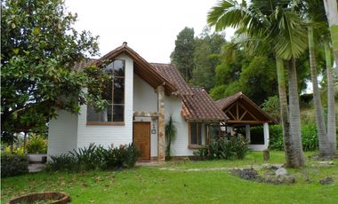 Alquiler casa campestre 4 habitaciones en Rionegro unidad cerrada