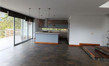 Casa con 450 m²  de tres niveles en unidad cerrada en el Tablazo