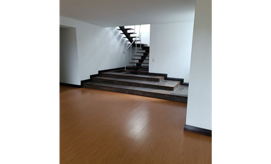 Casa con 450 m²  de tres niveles en unidad cerrada en el Tablazo