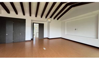 Casa con 450 m²  de tres niveles en unidad cerrada en el Tablazo