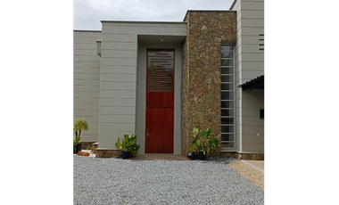 Casa con 450 m²  de tres niveles en unidad cerrada en el Tablazo