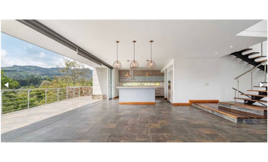 Casa con 450 m²  de tres niveles en unidad cerrada en el Tablazo