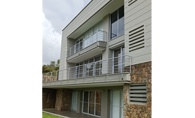 Casa con 450 m²  de tres niveles en unidad cerrada en el Tablazo