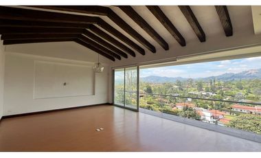 Casa con 450 m²  de tres niveles en unidad cerrada en el Tablazo