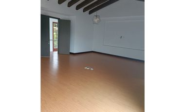 Casa con 450 m²  de tres niveles en unidad cerrada en el Tablazo