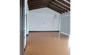 Casa con 450 m²  de tres niveles en unidad cerrada en el Tablazo