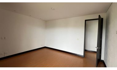 Casa con 450 m²  de tres niveles en unidad cerrada en el Tablazo
