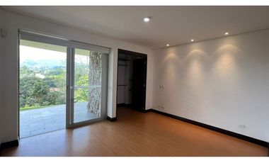 Casa con 450 m²  de tres niveles en unidad cerrada en el Tablazo