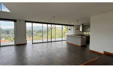 Casa con 450 m²  de tres niveles en unidad cerrada en el Tablazo