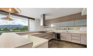 Casa con 450 m²  de tres niveles en unidad cerrada en el Tablazo