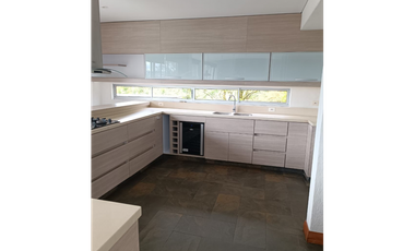 Casa con 450 m²  de tres niveles en unidad cerrada en el Tablazo
