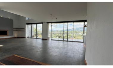 Casa con 450 m²  de tres niveles en unidad cerrada en el Tablazo