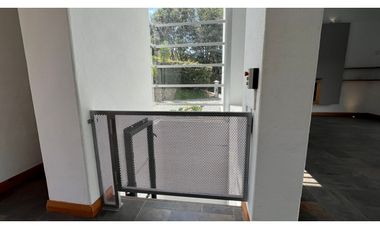 Casa con 450 m²  de tres niveles en unidad cerrada en el Tablazo