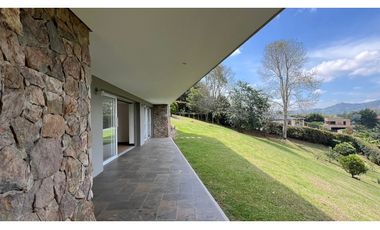 Casa con 450 m²  de tres niveles en unidad cerrada en el Tablazo
