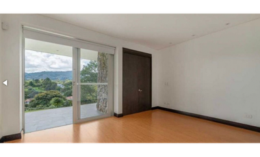 Casa con 450 m²  de tres niveles en unidad cerrada en el Tablazo