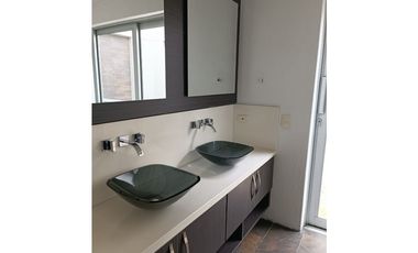 Casa con 450 m²  de tres niveles en unidad cerrada en el Tablazo