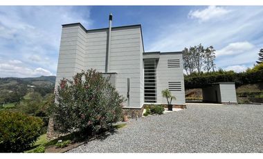 Casa con 450 m²  de tres niveles en unidad cerrada en el Tablazo