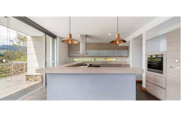 Casa con 450 m²  de tres niveles en unidad cerrada en el Tablazo
