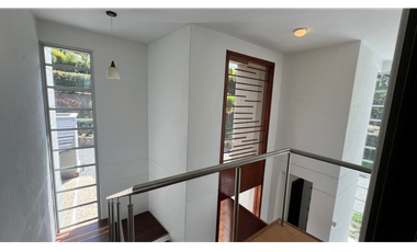 Casa con 450 m²  de tres niveles en unidad cerrada en el Tablazo