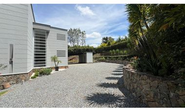 Casa con 450 m²  de tres niveles en unidad cerrada en el Tablazo