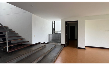 Casa con 450 m²  de tres niveles en unidad cerrada en el Tablazo