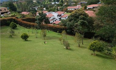 Casa con 450 m²  de tres niveles en unidad cerrada en el Tablazo