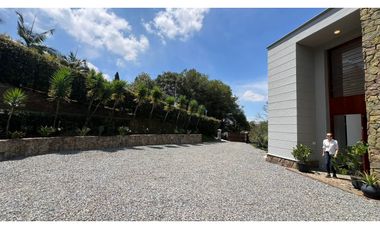 Casa con 450 m²  de tres niveles en unidad cerrada en el Tablazo