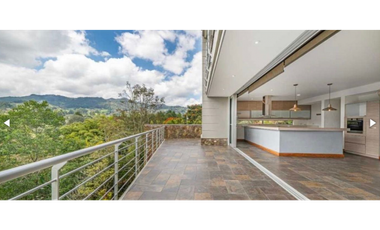 Casa con 450 m²  de tres niveles en unidad cerrada en el Tablazo