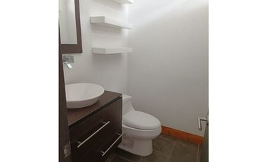 Casa con 450 m²  de tres niveles en unidad cerrada en el Tablazo