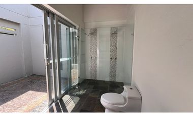 Casa con 450 m²  de tres niveles en unidad cerrada en el Tablazo