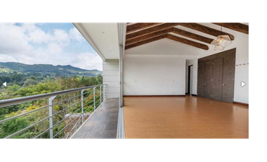 Casa con 450 m²  de tres niveles en unidad cerrada en el Tablazo
