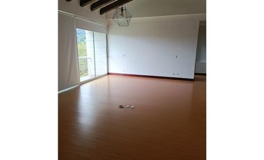 Casa con 450 m²  de tres niveles en unidad cerrada en el Tablazo
