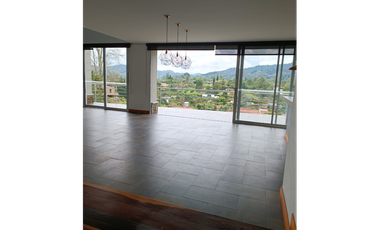 Casa con 450 m²  de tres niveles en unidad cerrada en el Tablazo