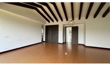 Casa con 450 m²  de tres niveles en unidad cerrada en el Tablazo