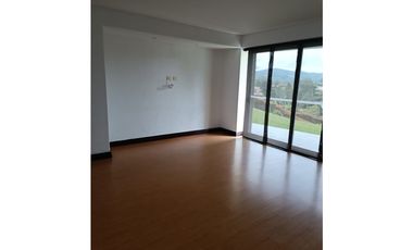 Casa con 450 m²  de tres niveles en unidad cerrada en el Tablazo