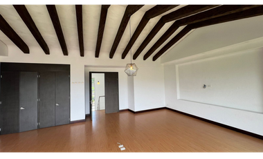 Casa con 450 m²  de tres niveles en unidad cerrada en el Tablazo