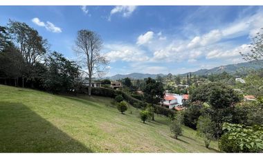 Casa con 450 m²  de tres niveles en unidad cerrada en el Tablazo