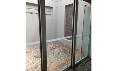 Casa con 450 m²  de tres niveles en unidad cerrada en el Tablazo