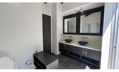 Casa con 450 m²  de tres niveles en unidad cerrada en el Tablazo