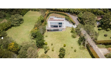 Casa con 450 m²  de tres niveles en unidad cerrada en el Tablazo