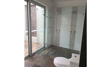 Casa con 450 m²  de tres niveles en unidad cerrada en el Tablazo